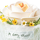 Nahaufnahme der weißen Blume und der Stoffumhüllung mit Text von der Robotime Camellia