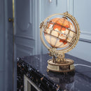 Stimmungsbild des Robotime Luminous Globe in einem Luxuszimmer