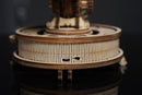 Detail des Micro-USB-Anschlusses am Robotime Luminous Globe, Holzmodellbau einer beleuchteter Globus