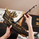 Eine Person baut die Robotime Seahorse Barque