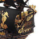 Stern der Robotime Seahorse Barque, schwarzes Segelschiff aus Holz mit goldenen Details