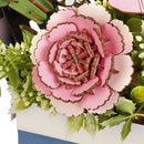 Nahaufnahme der Pink Carnation im Robotime Wooden Flower Basket