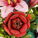 Nahaufnahme der Red Rose im Robotime Wooden Flower Basket