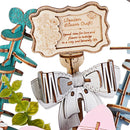 Nahaufnahme des dekorativen Schildes mit Schleife der Robotime Wooden Flower Basket