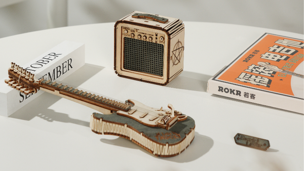 ROKR Rock-’n’-Roll-Atmosphäre im Holz-Bausatz, die E-Gitarre bei Erwin zu Hause!