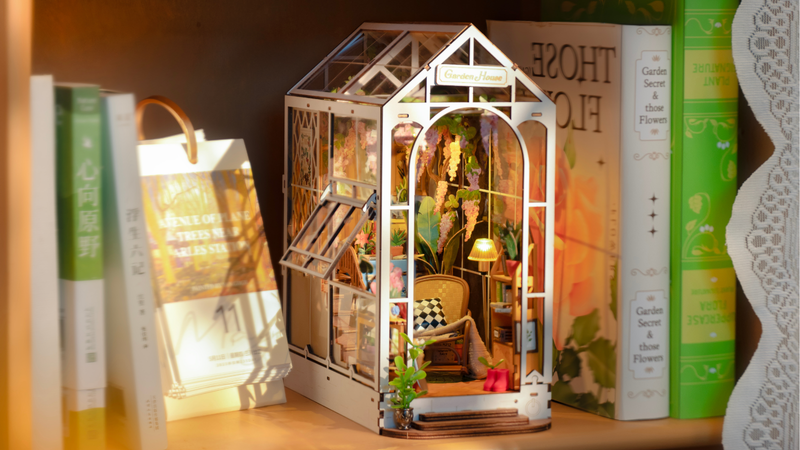 Monique bei der Gartenarbeit im Gartenhaus booknook
