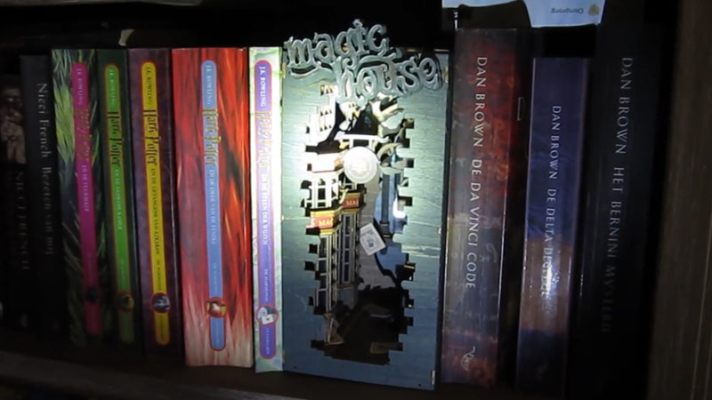 Monique macht Robotime Book Nook Magic House