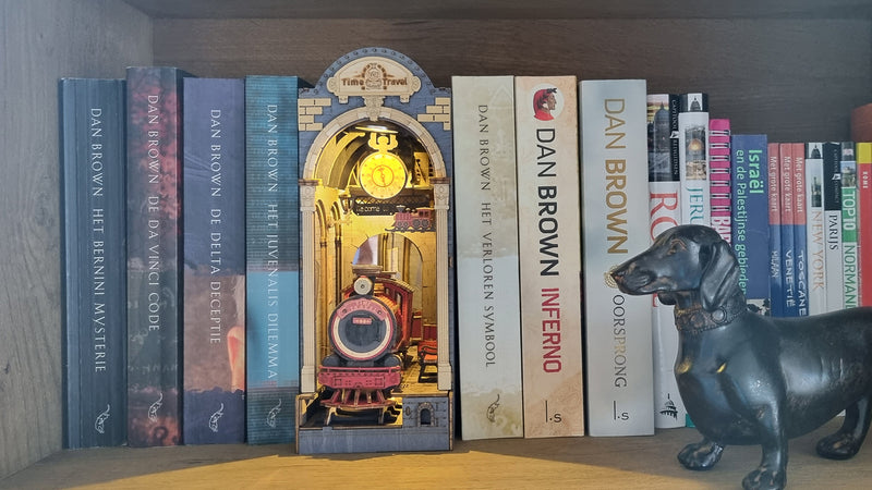 Monique reist mit der Zeitreise-Lokomotive Book Nook Time Travel