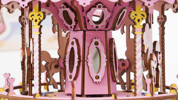 Monique baut das Robotime Romantik-Karussell (Traumversion)
