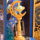 Globus auf Stativ im Schaufenster des Robotime Magic Astronomy Shop