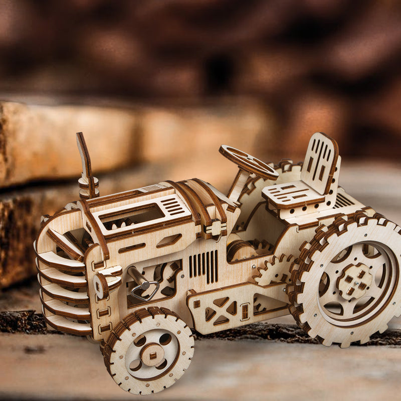 Stimmungsbild der Robotime Tractor, mechanisches Holzmodellbau