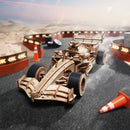 Atmosphärische Präsentation der Robotime Racing Car, Holzmodellbau eines fahrenden Rennwagens