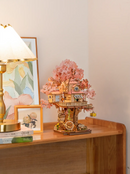 Atmosphärische Präsentation der Robotime Sakura Tree House, Holzbausatz eines Baumhauses in einem japanischen Kirschblütenbaum