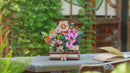 Atmosphärische Videopräsentation der Robotime Wooden Blooming Book, Holzbausatz eines Blumenstraußes auf einem geschlossenen Buch