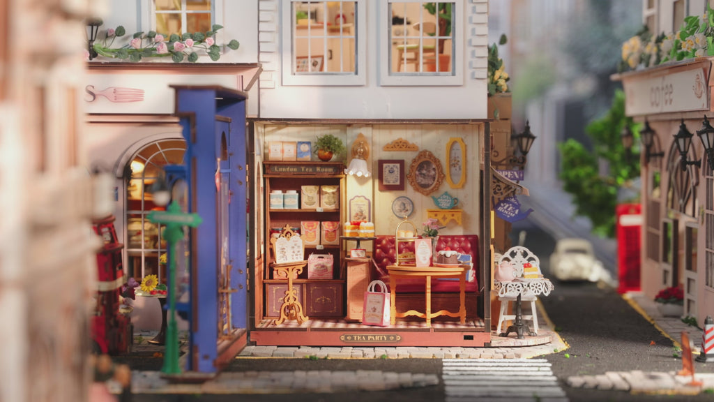 Atmosphärische Videopräsentation der Robotime Leisure Time Tea Room, Miniaturhaus im Stil eines altmodischen Teesalons, dessen Fassade sich öffnen lässt