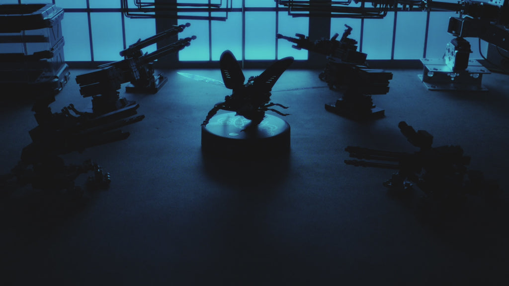 Atmosphärische Videopräsentation der Robotime Storm Beetle, elektrischer Bausatz eines Schröter im Steampunk-Stil