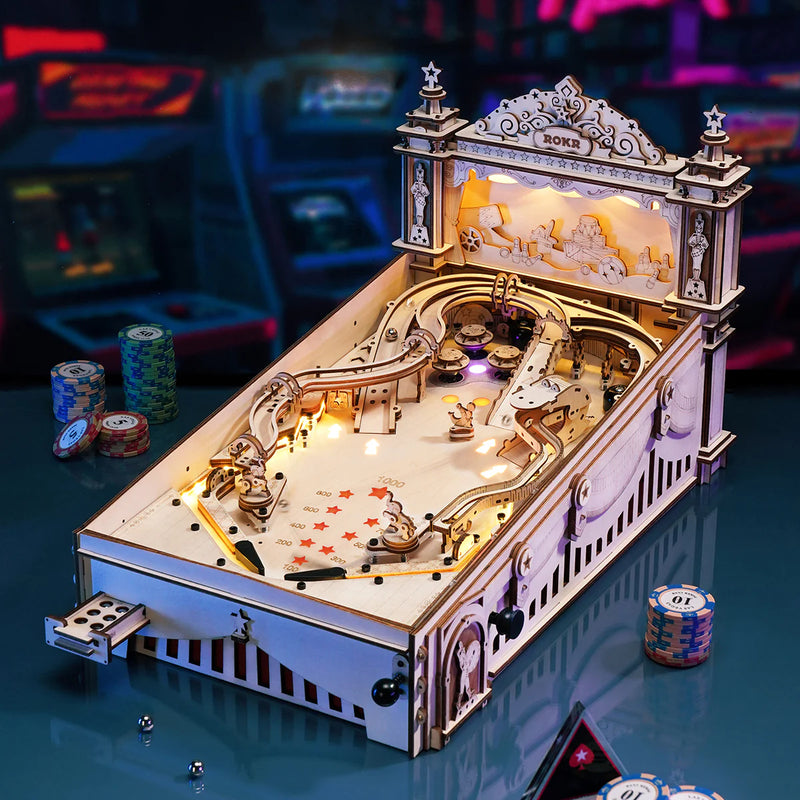 Atmosphärische Präsentation der Robotime 3D Pinball Machine, Holzbausatz für einen funktionierenden Flipperautomaten mit Licht, Ton und funktionierender Punkteanzeige