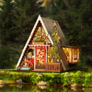 Atmosphärische Präsentation der Robotime A-Frame Cabin, Miniatur-Ferienhaus im winterlichen österreichischen Stil