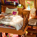 Das Loft mit Bett und Dekorationen in der Robotime A-Frame Cabin