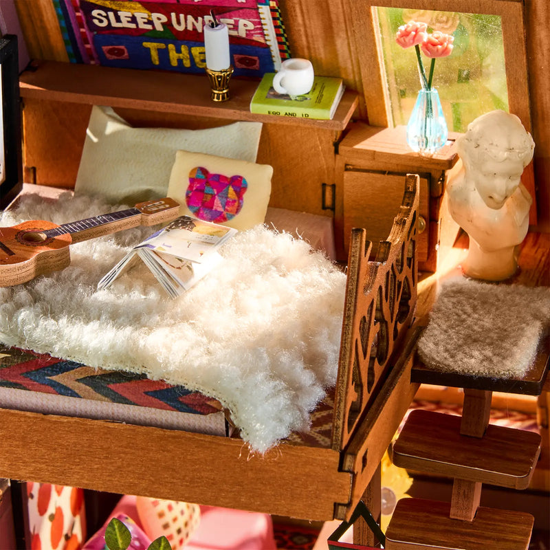 Das Loft mit Bett und Dekorationen in der Robotime A-Frame Cabin