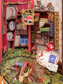 Detail der Inneneinrichtung in der Robotime Alice Adventure Book Nook