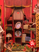 Detail der Schränke mit Büchern und Dekoration in der Robotime Alice Adventure Book Nook