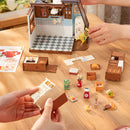 Zwei Personen basteln gemeinsam an der Robotime Baking Kitchen