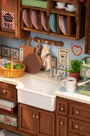 Detail der Arbeitsplatte und des Spülbeckens der Robotime Baking Kitchen