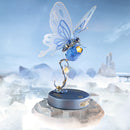 Atmosphärische Präsentation der Robotime Butterfly (Blue), Elektrischer Bausatz eines blauen Schmetterlings, der mit seinen Flügeln flattern kann, auf einer blauen Blume