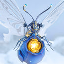 Vorderansicht des blauen Schmetterlings auf der blauen Blume des Robotime Butterfly (Blue)