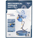 Vorderseite der Verpackung der Robotime Butterfly (Blue), Elektrischer Bausatz eines blauen Schmetterlings, der mit seinen Flügeln flattern kann, auf einer blauen Blume