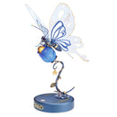 Produktfoto der Robotime Butterfly (Blue), Elektrischer Bausatz eines blauen Schmetterlings, der mit seinen Flügeln flattern kann, auf einer blauen Blume