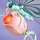 Die rosa Blume mit dem hellblauen Schmetterling des Robotime Butterfly (Pink)