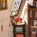 Details des Ecktischs mit dem altmodischen Telefon und dem Bücherregal aus dem Robotime Catherine’s Living Room