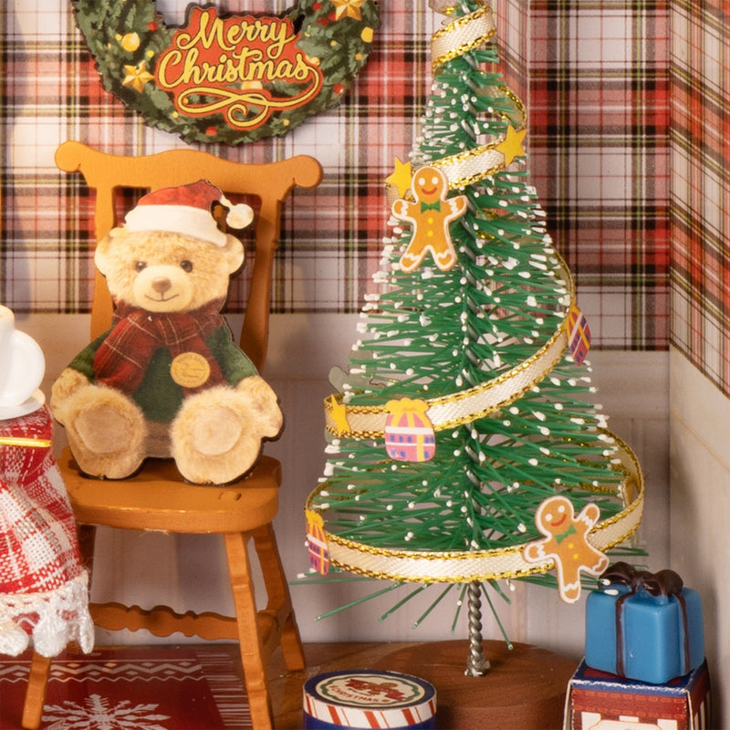 Details eines Weihnachtsbaums mit Geschenken, einem Weihnachtskranz und einem Teddybär von der Robotime Christmas Eve Party