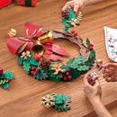 Eine Person bastelt den Robotime Christmas Wreath