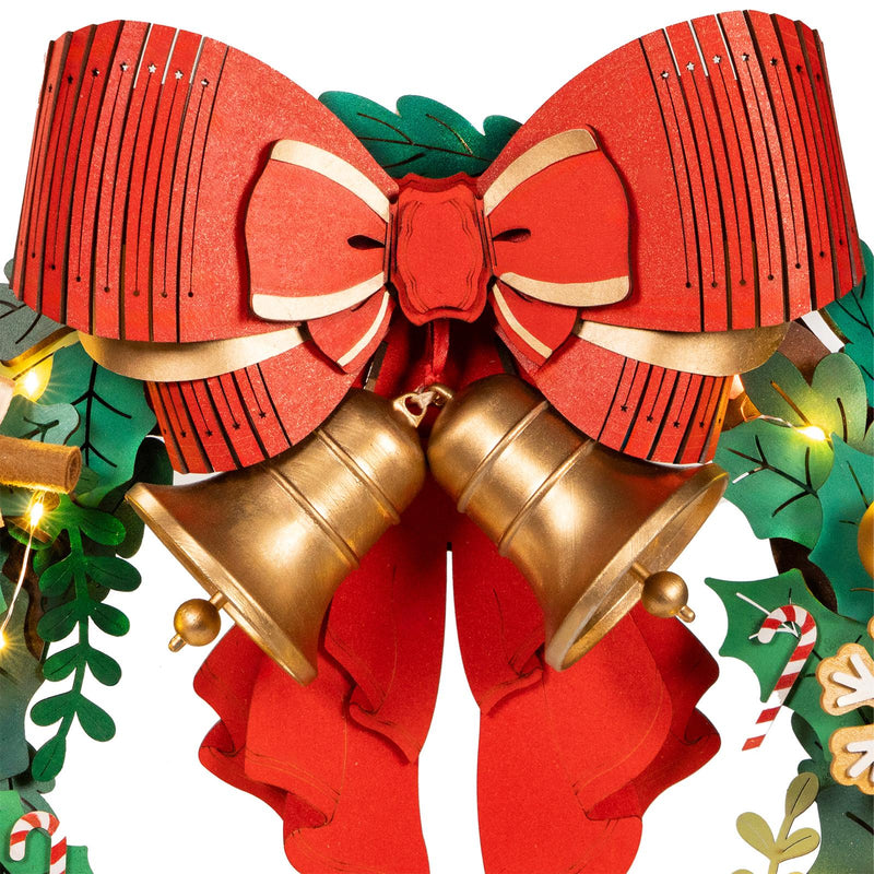 Nahaufnahme der großen roten Schleife mit Weihnachtsglöckchen vom Robotime Christmas Wreath
