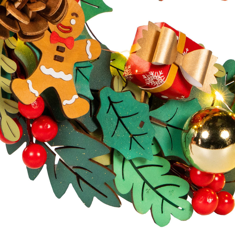 Details einer Weihnachtskugel, eines Geschenks und eines Lebkuchenmannes aus dem Robotime Christmas Wreath