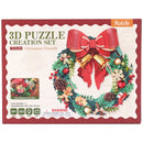 Vorderseite der Verpackung der Robotime Christmas Wreath, houten bouwpakket van een kerstkrans