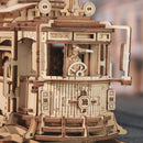 Details der Vorderseite des Robotime Classic City Tram