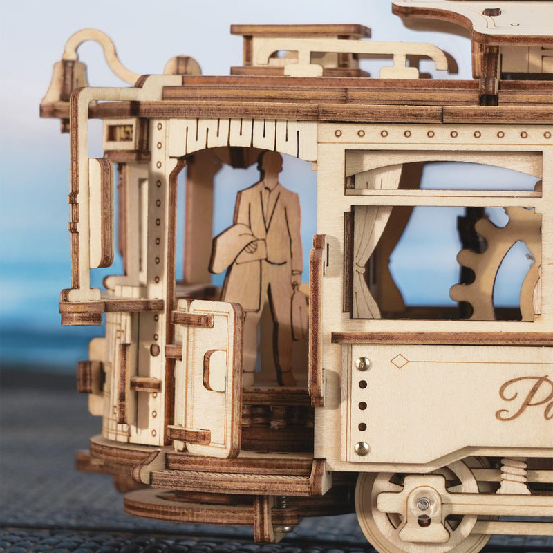 Nahaufnahme der Rückseite des Robotime Classic City Tram