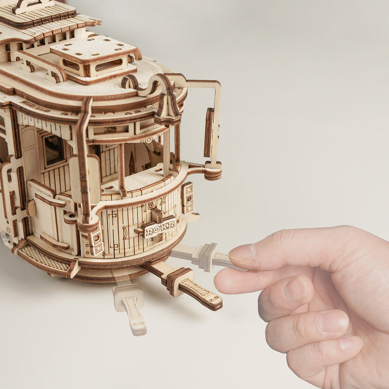 Der Hebel, mit dem die Robotime Classic City Tram bedient wird