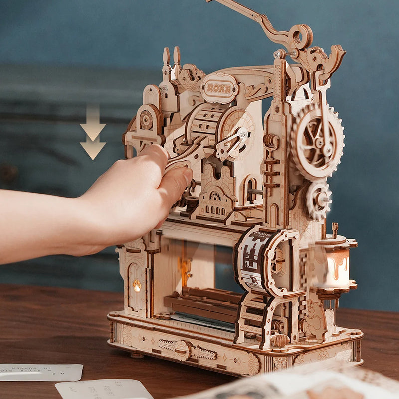 Atmosphärischer Eindruck einer Person, die die Robotime Classic Printing Press bedient