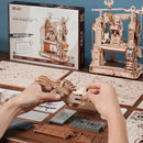 Eine Person baut die Robotime Classic Printing Press