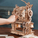 Eine Person bedient die Robotime Classic Printing Press