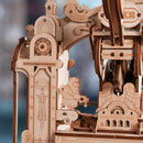 Detail des Bären am Hebel der Robotime Classic Printing Press