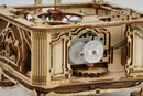 Detail des Elektromotors der elektrischen Version des Robotime Classical Gramophone