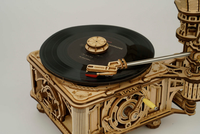 Detail des Robotime Classical Gramophone Holzmodellbau eines funktionierenden Grammophons