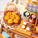 Schalen mit Keksen, Kuchen und Marmeladengläschen im Robotime Cookii Bunny’s Cookie Shop