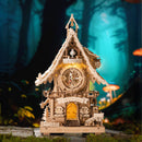 Die Robotime Cuckoo Clock aus Naturholz in einem dunklen Wald